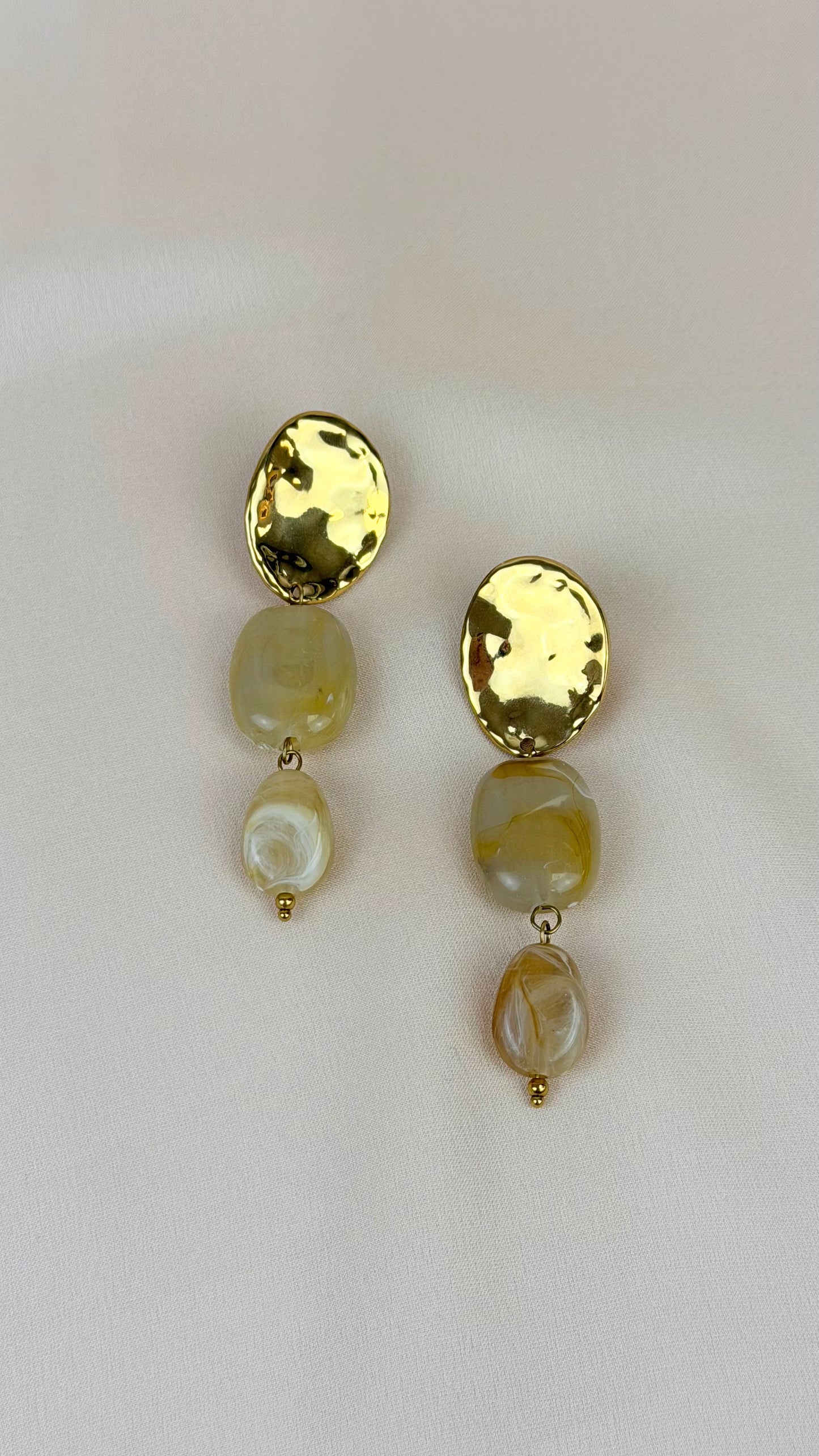 Brincos aço dourado e pedrinhas acrílico bege