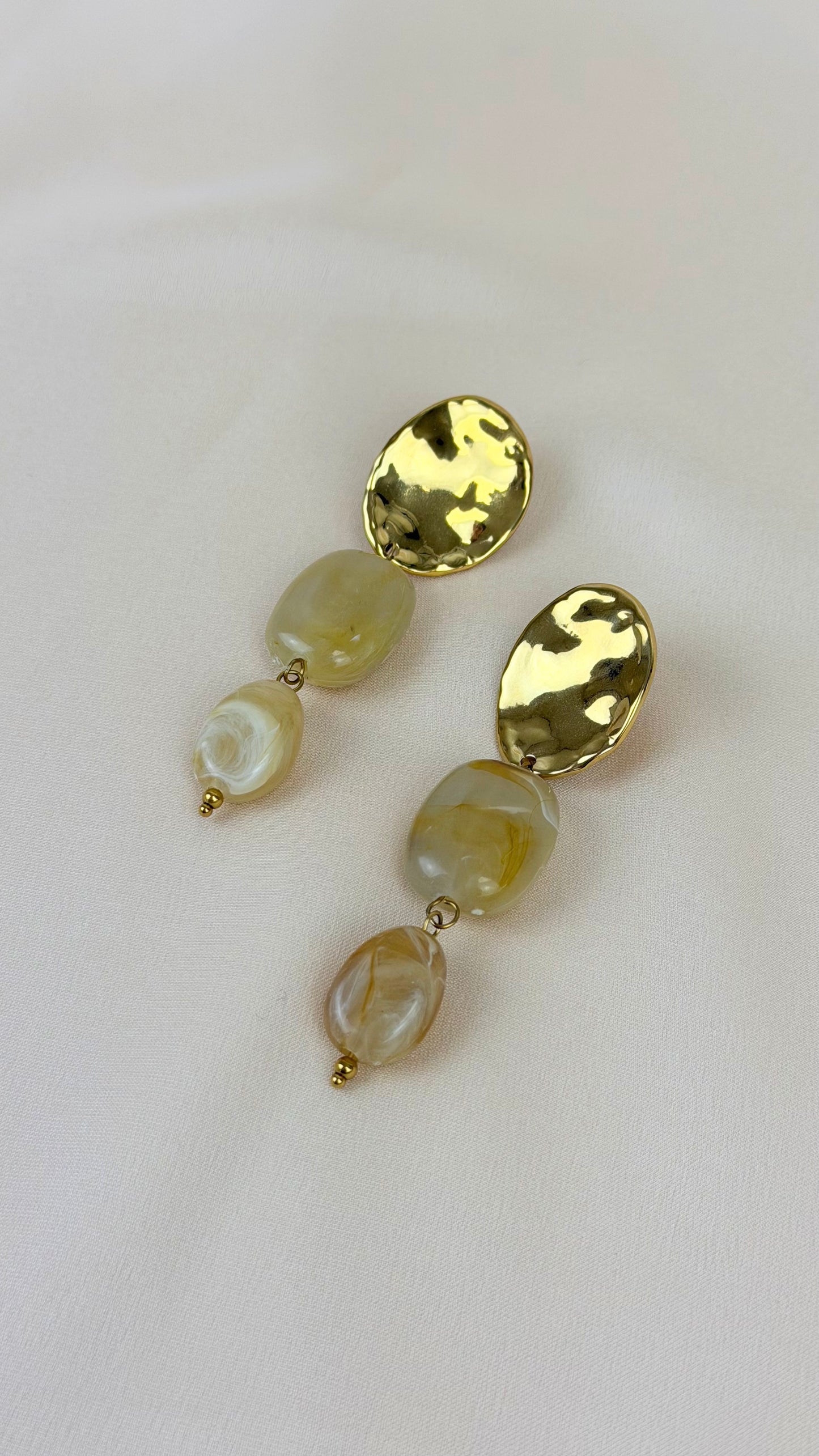 Brincos aço dourado e pedrinhas acrílico bege