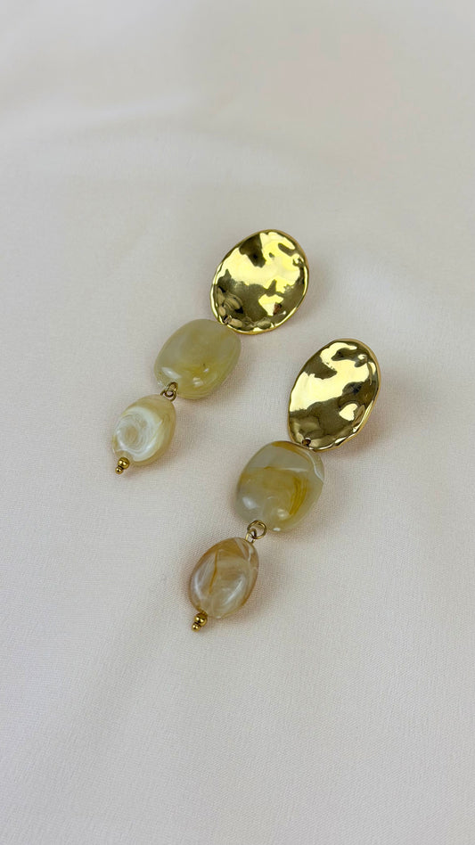 Brincos aço dourado e pedrinhas acrílico bege