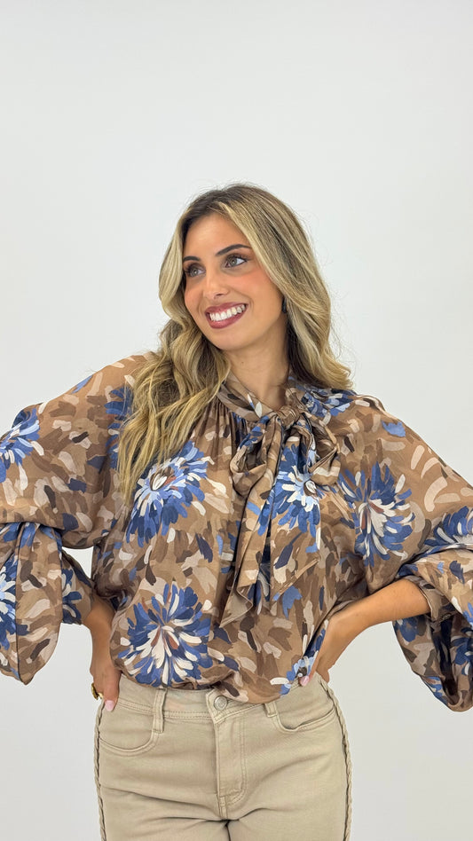 Blusa estampado floral aguarela tons castanho e azul