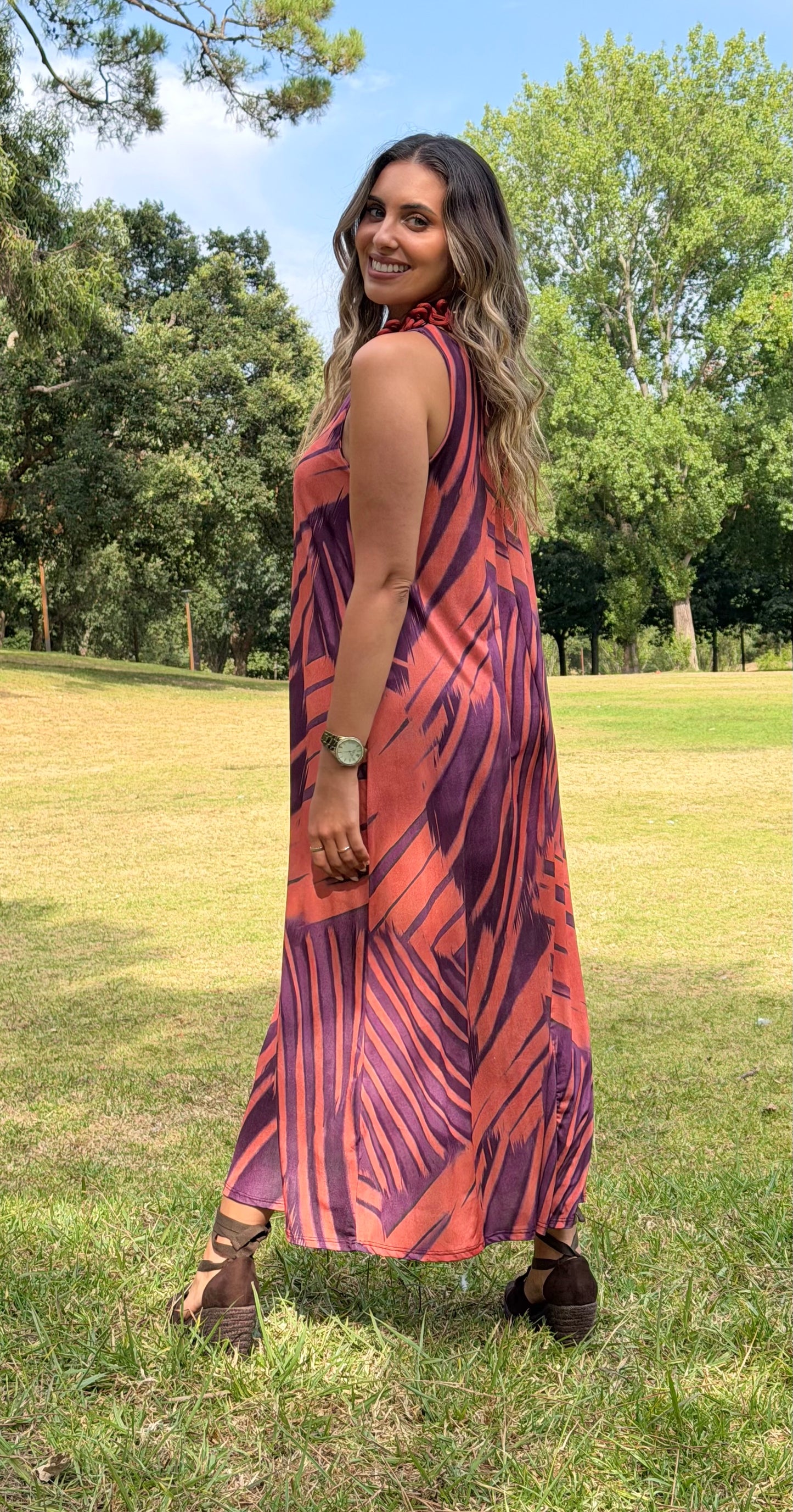 Vestido malha fria estampado tons tijolo e roxo