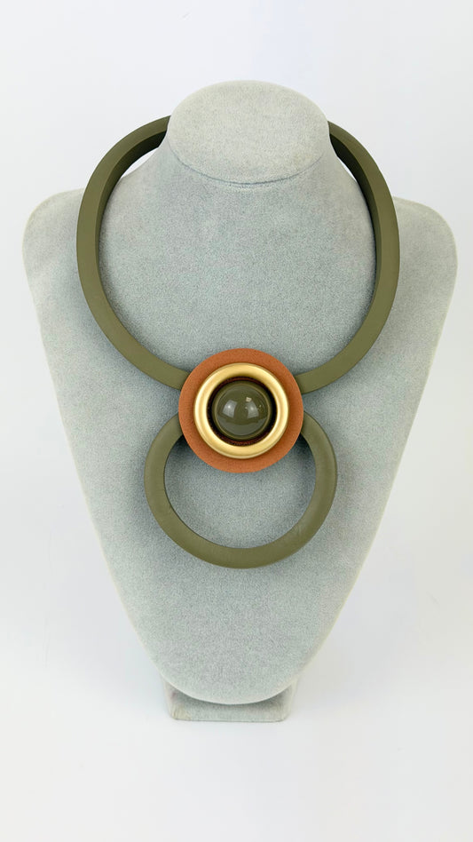 Colar estilizado tons verde e camel