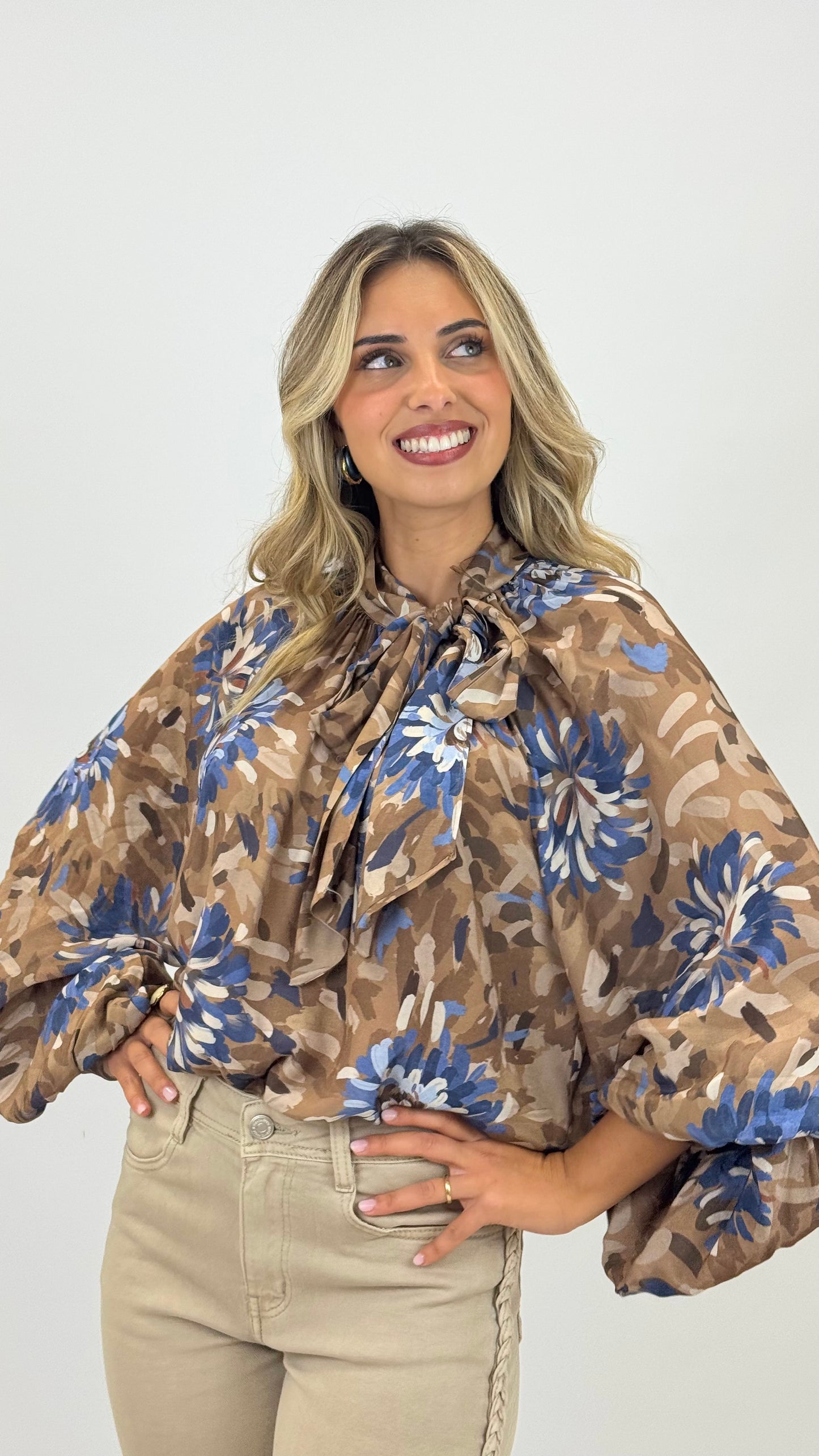 Blusa estampado floral aguarela tons castanho e azul