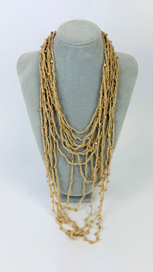 Colar várias voltas em croché e missangas bege