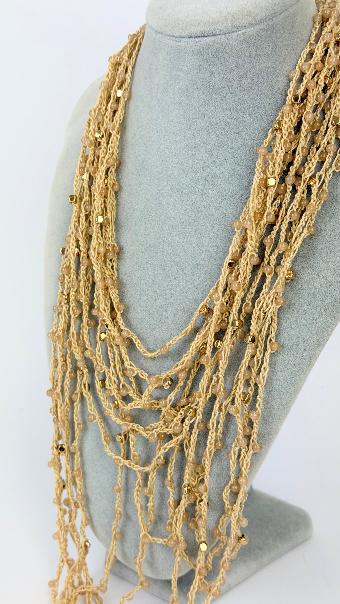 Colar várias voltas em croché e missangas bege