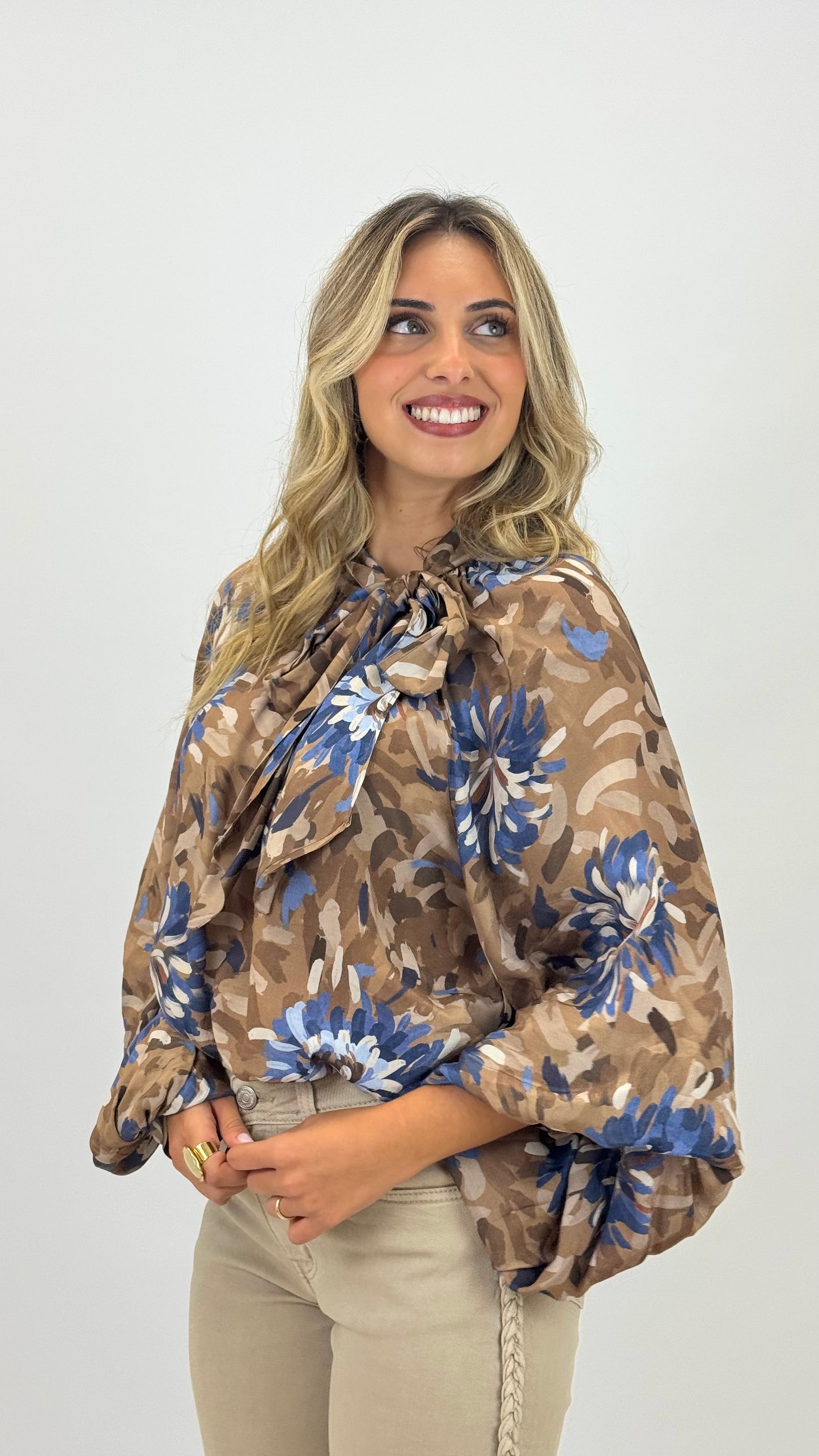 Blusa estampado floral aguarela tons castanho e azul