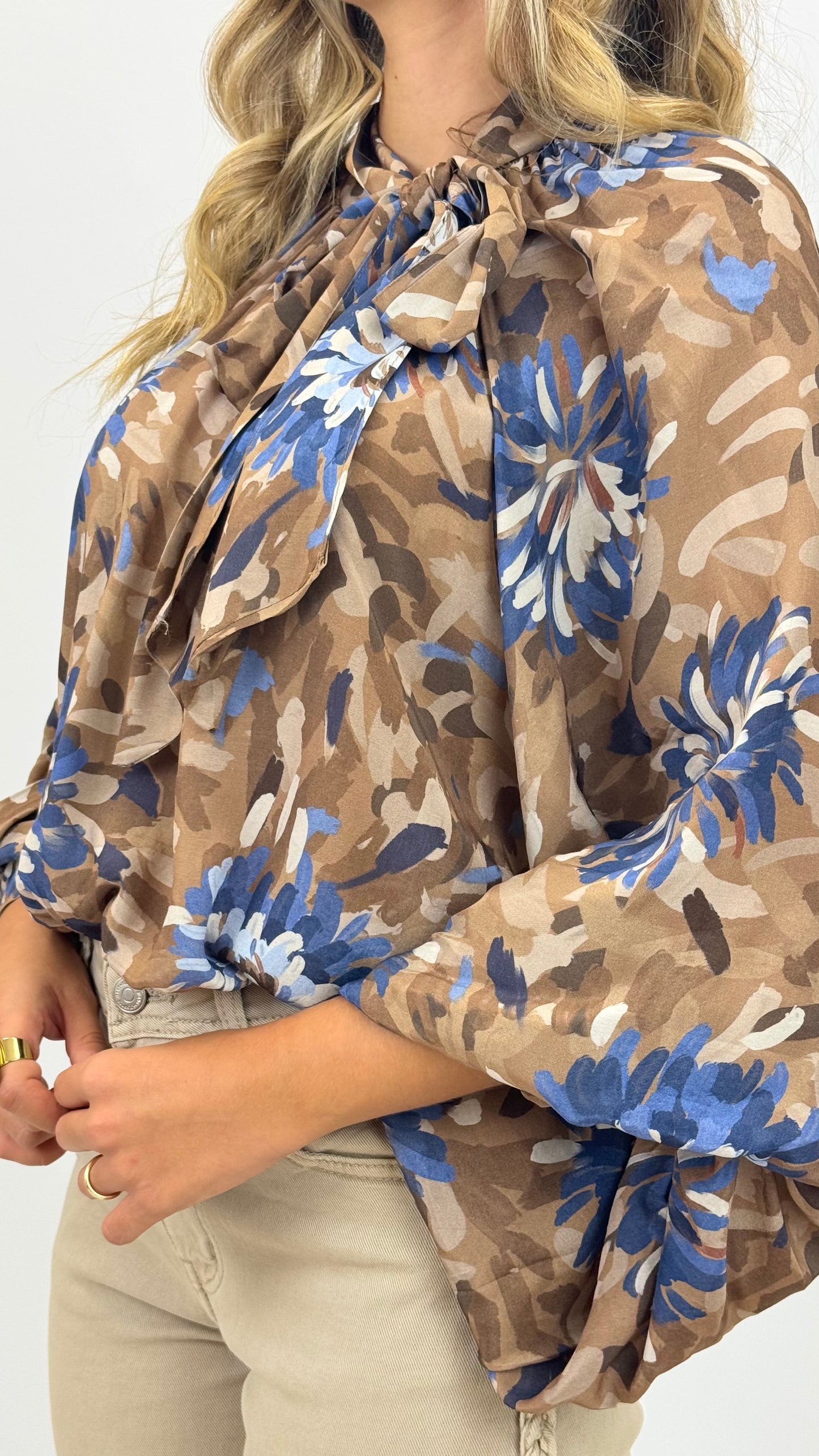 Blusa estampado floral aguarela tons castanho e azul