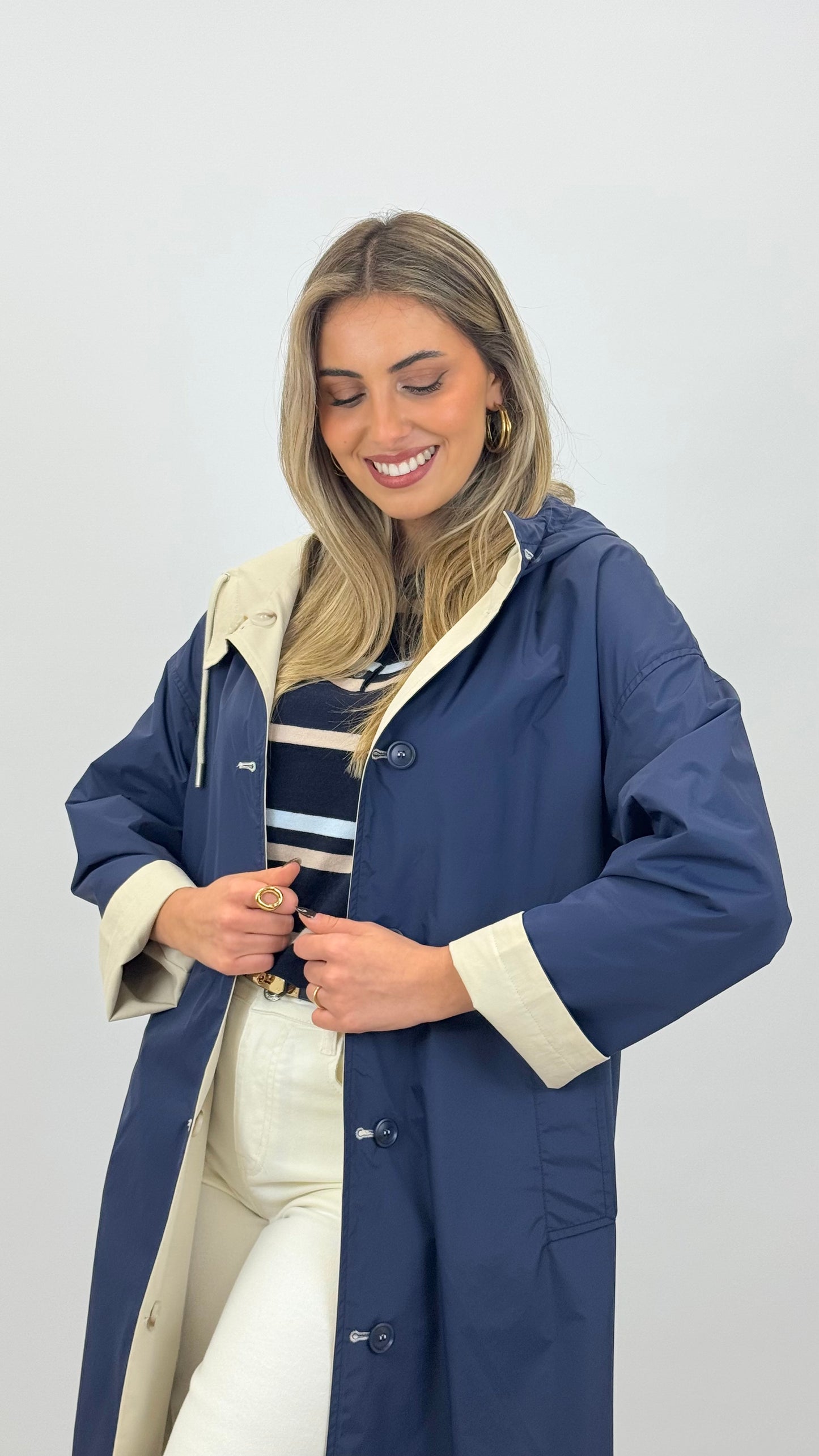 Parka comprida reversível bege e azul-marinho