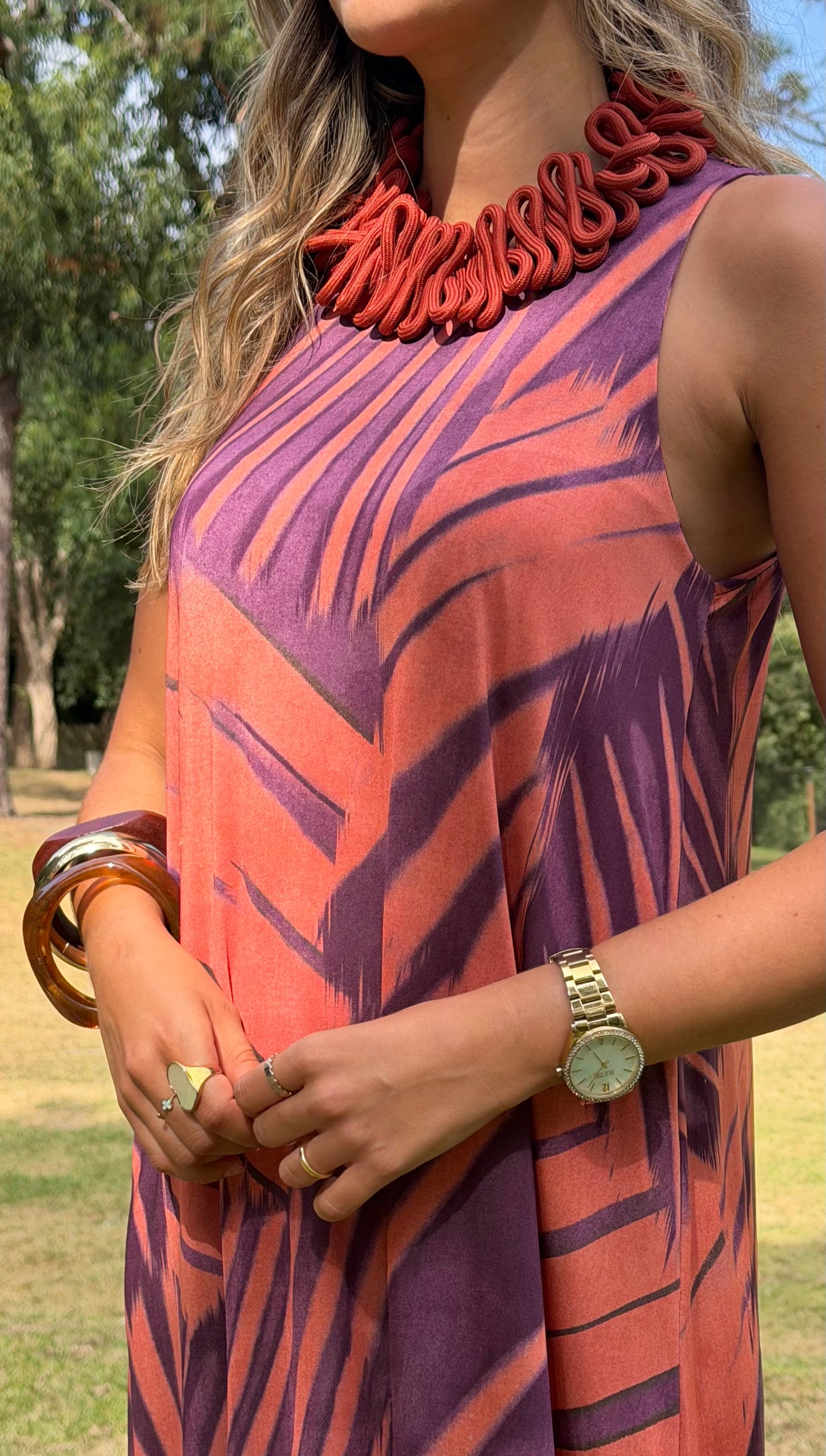 Vestido malha fria estampado tons tijolo e roxo