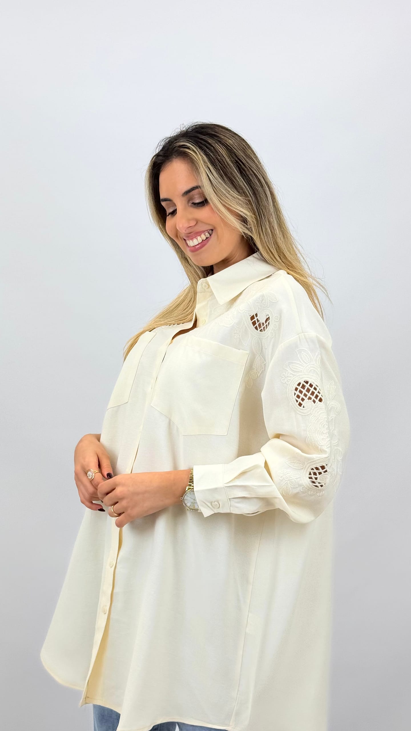 Camisa comprida creme com bordados