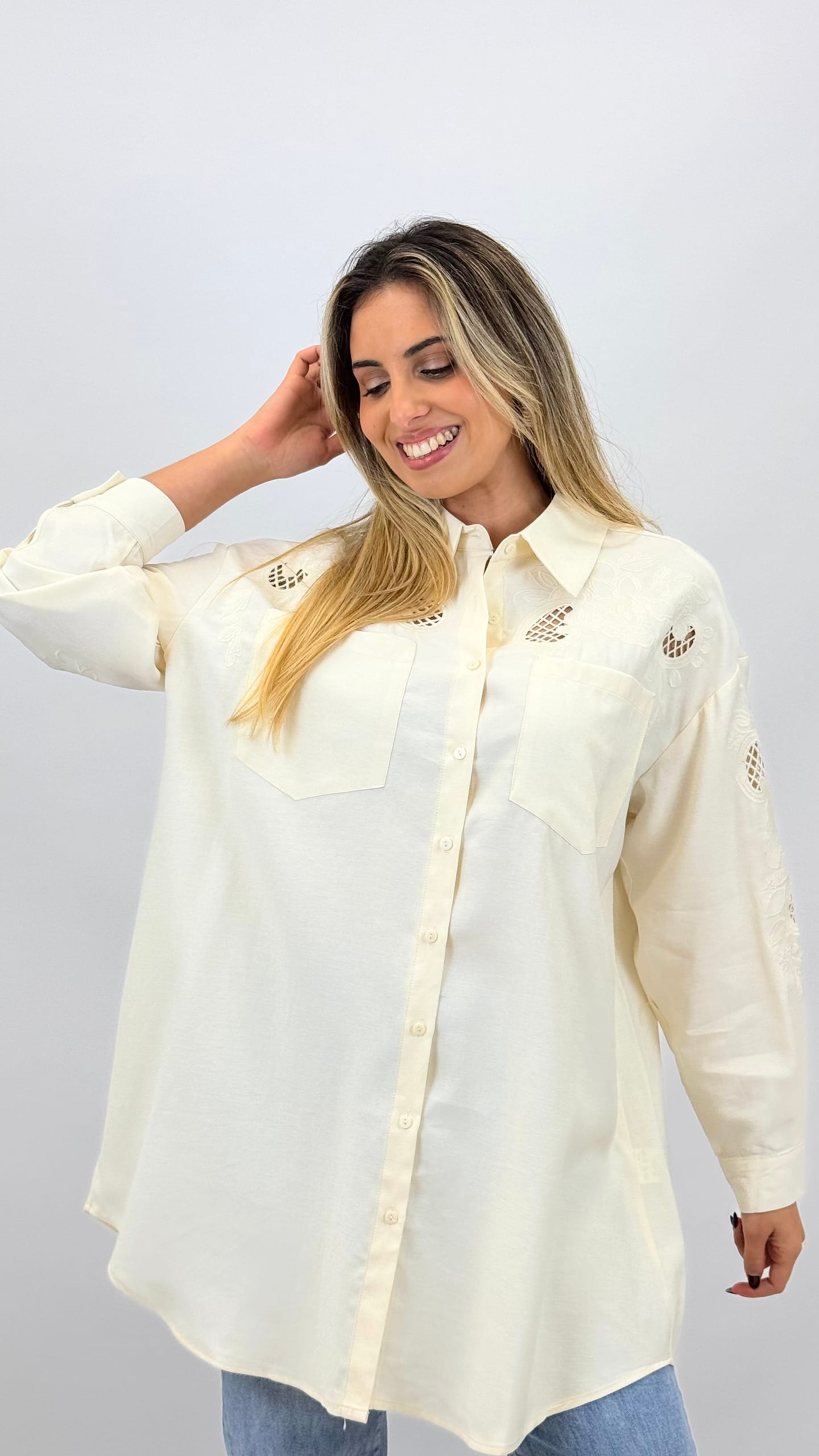 Camisa comprida creme com bordados