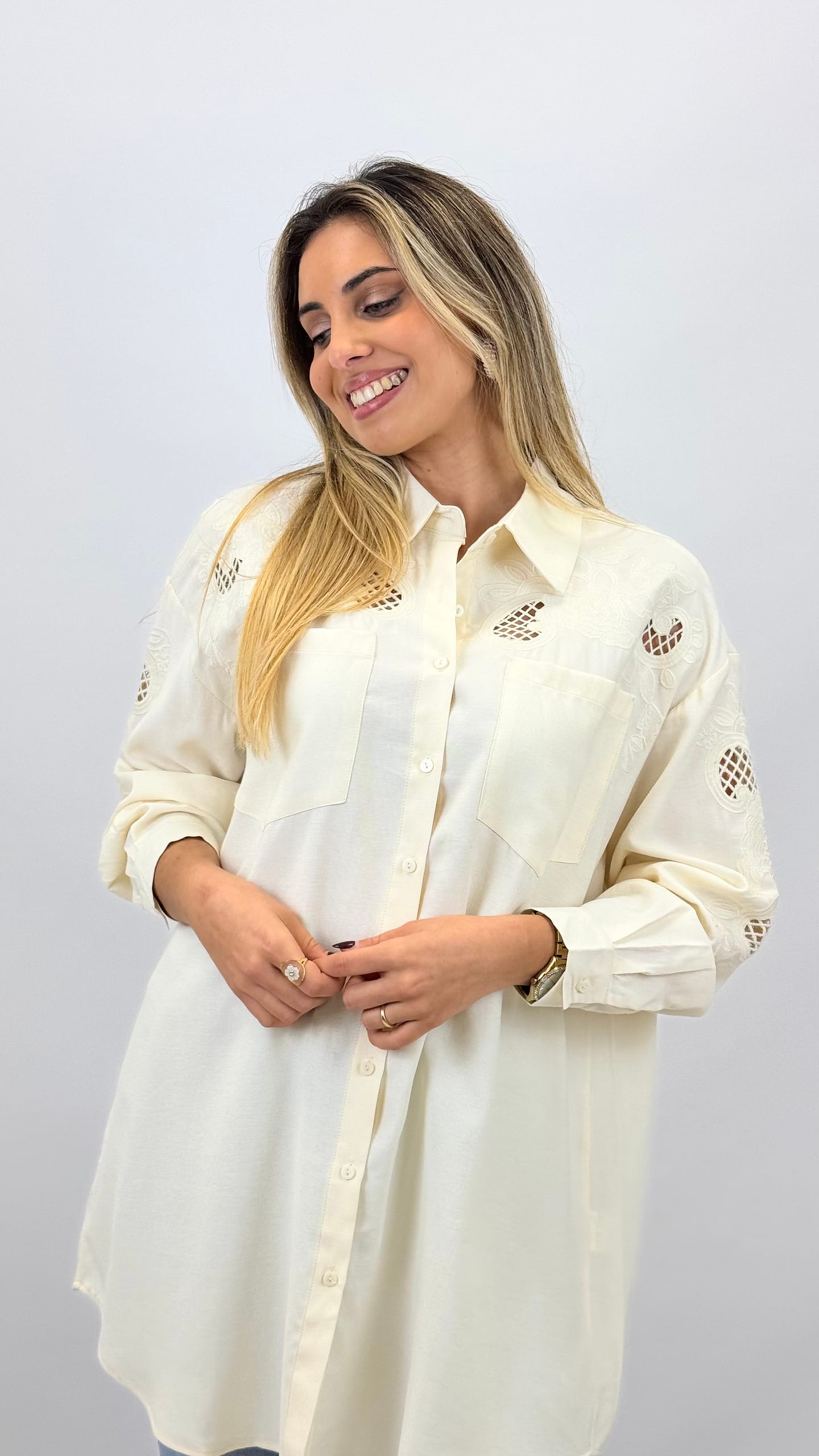 Camisa comprida creme com bordados