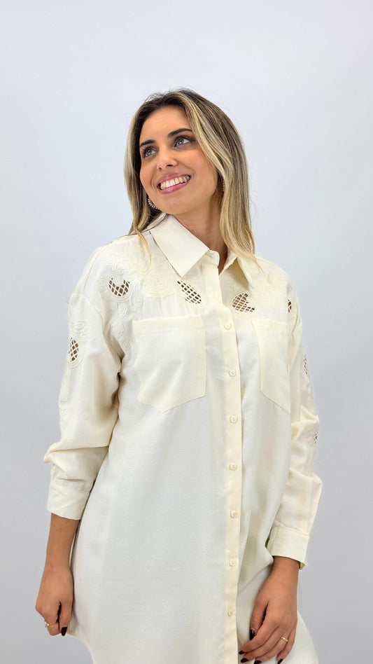 Camisa comprida creme com bordados