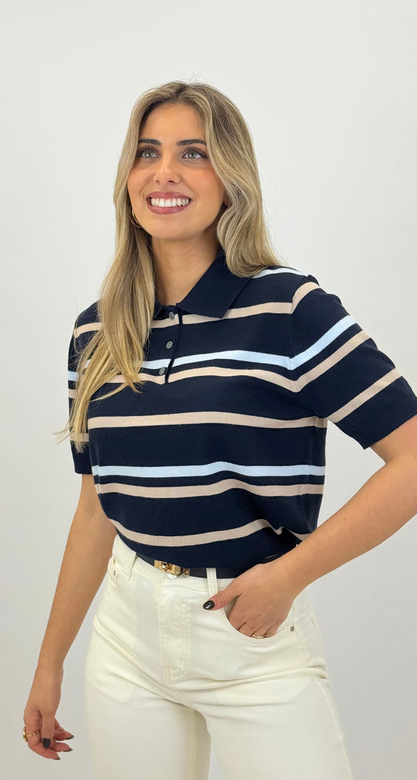 Polo malha azul-marinho com risca bege e azul-bebé