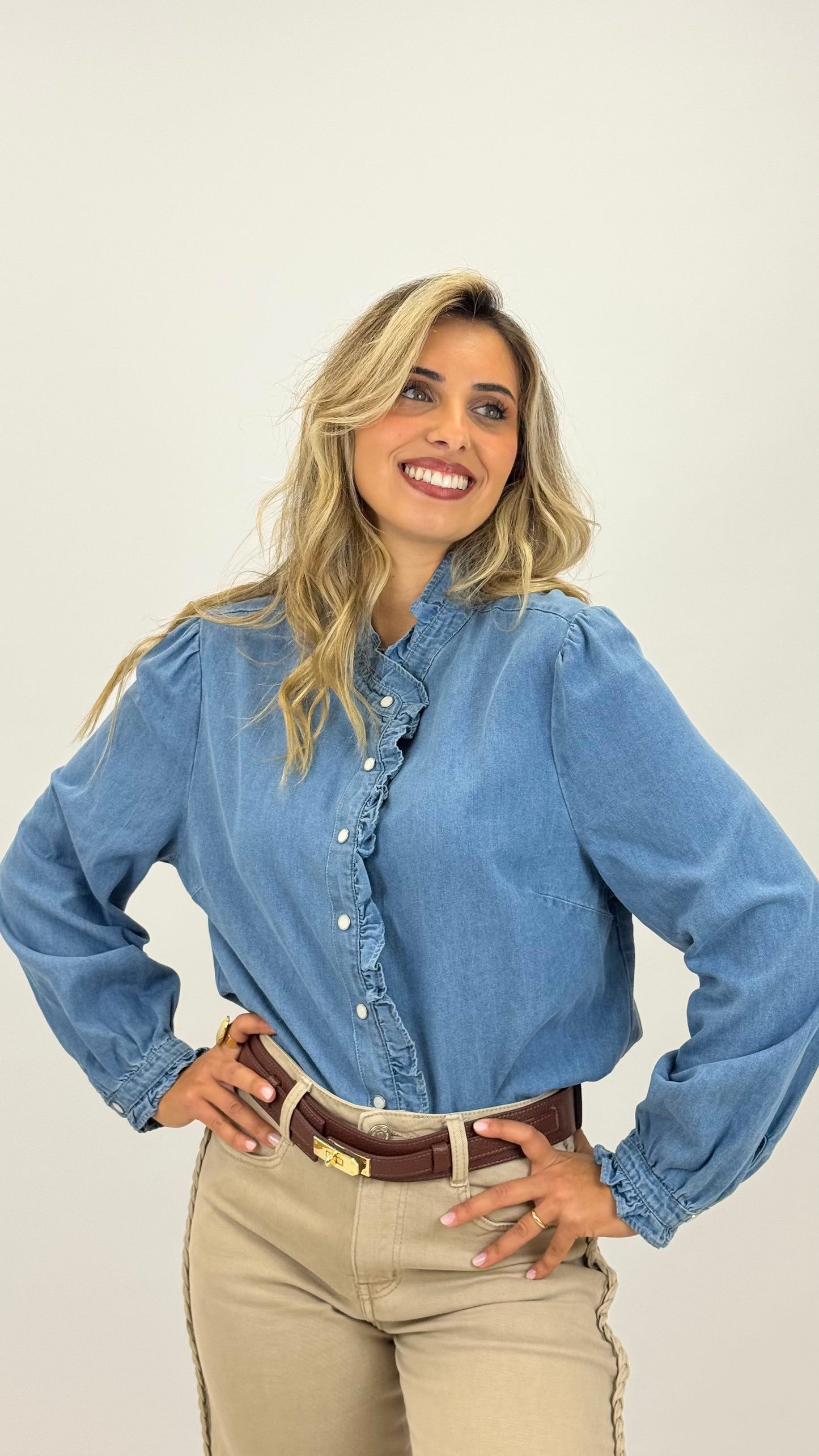 Camisa de ganga clara com folhinho