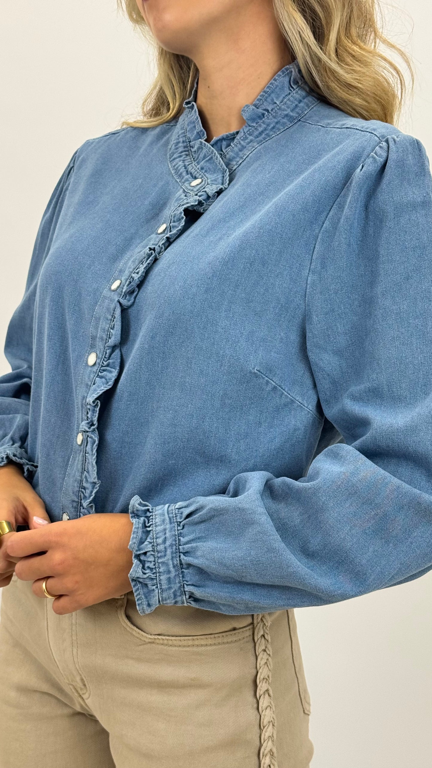 Camisa de ganga clara com folhinho