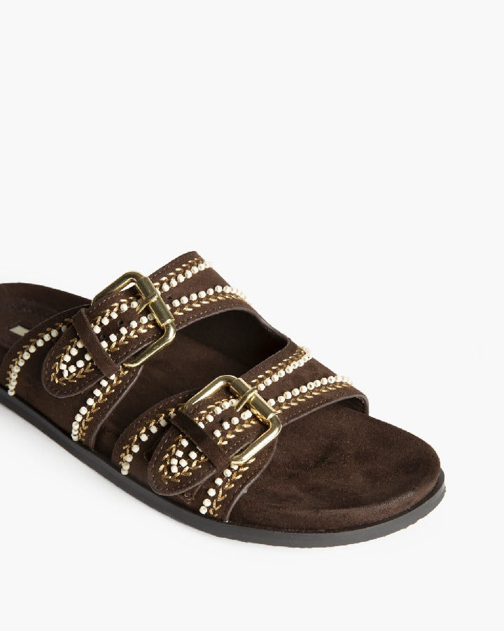 Sandália/chinelo com fivelas e missangas castanho