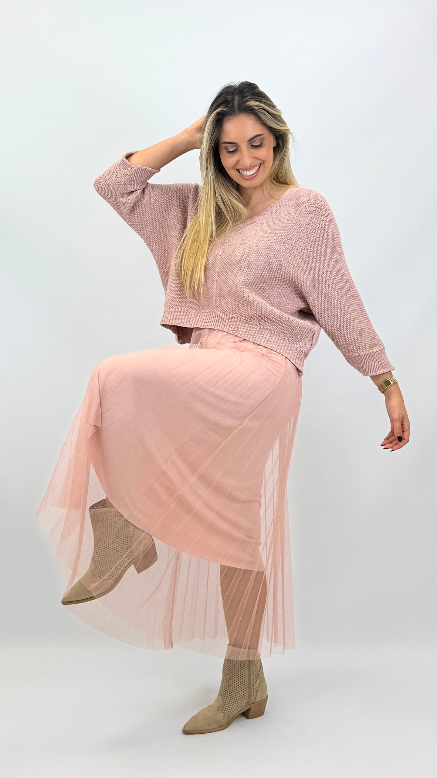 Vestido em tule com camisola malha rosa