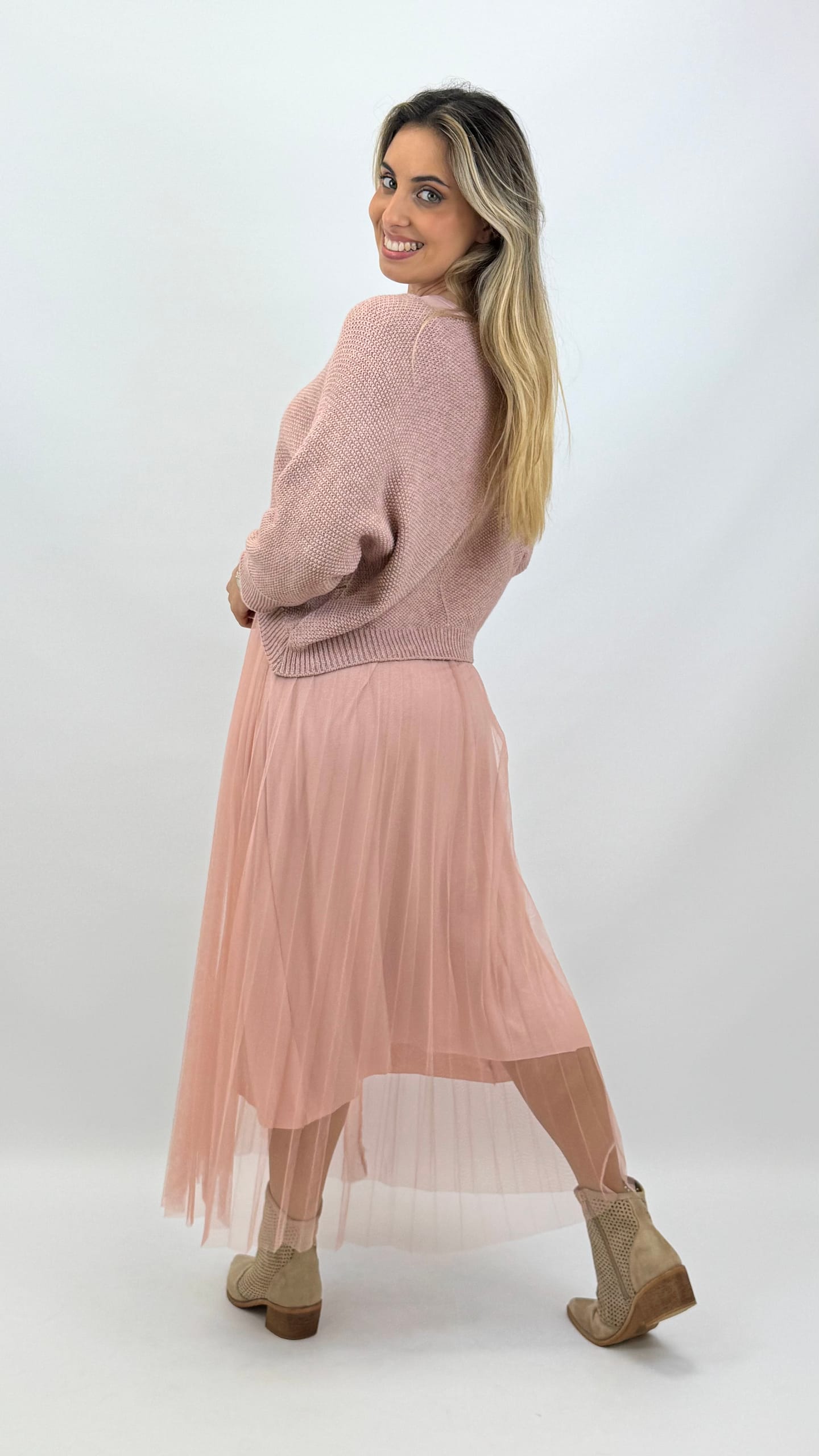 Vestido em tule com camisola malha rosa