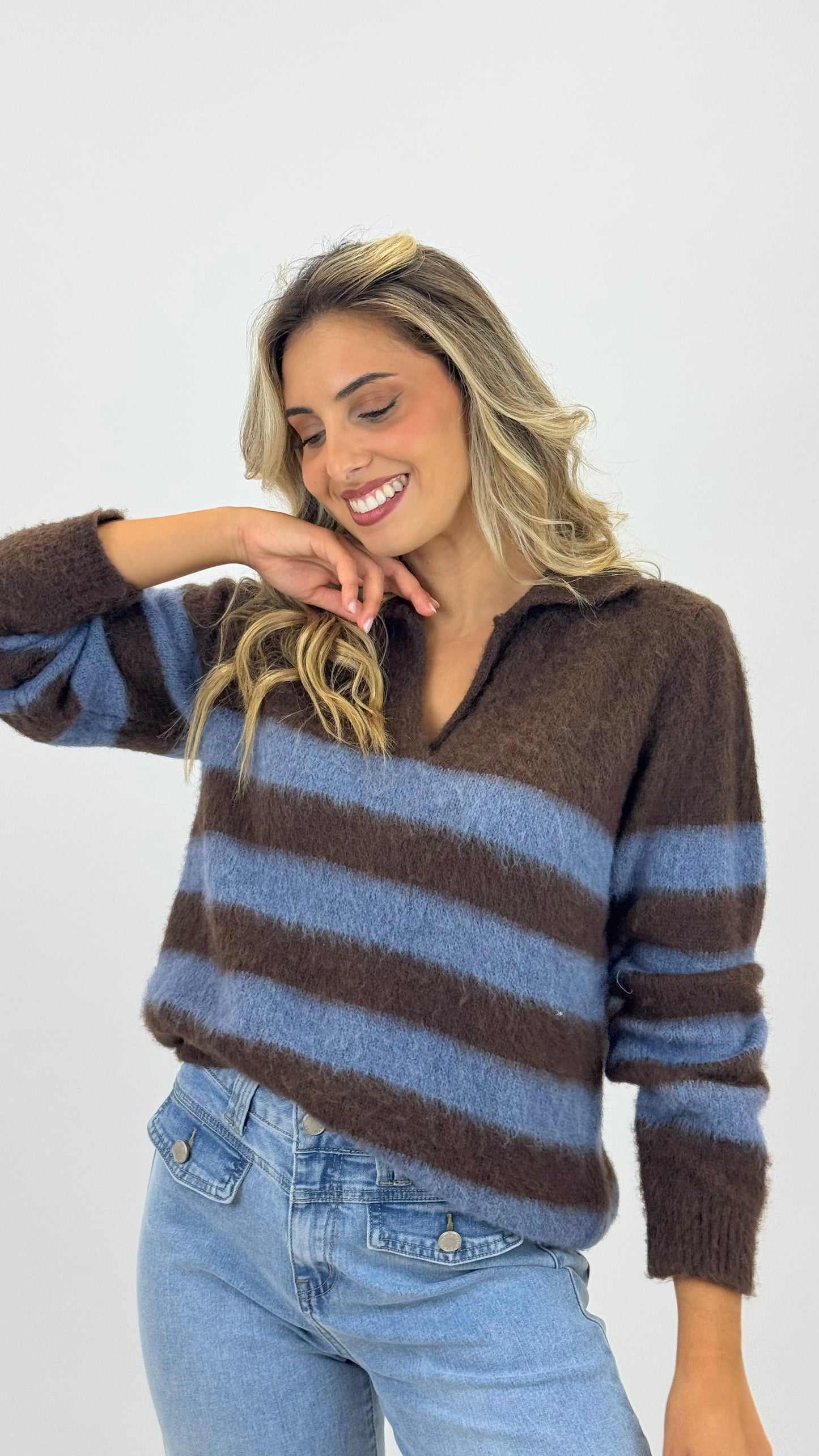 Camisola malha fofa castanho com risca azul