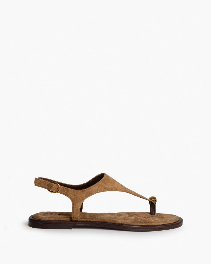 Sandália rasa estilo camurça camel com detalhe dourado