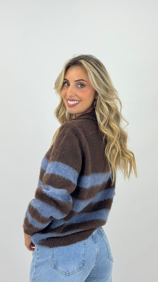Camisola malha fofa castanho com risca azul