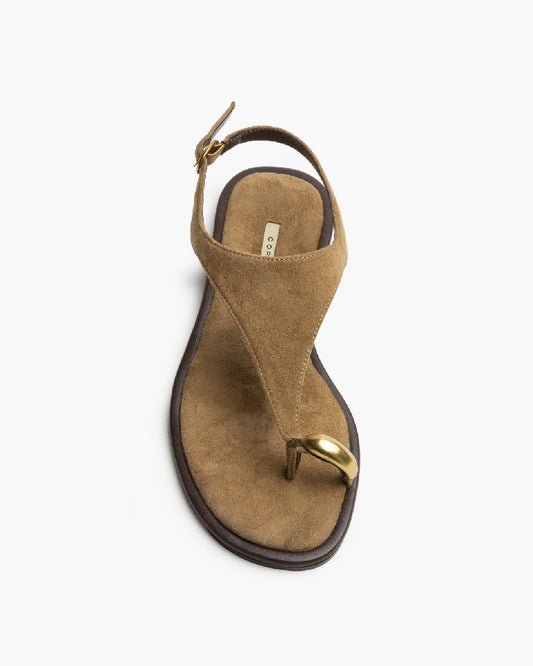 Sandália rasa estilo camurça camel com detalhe dourado