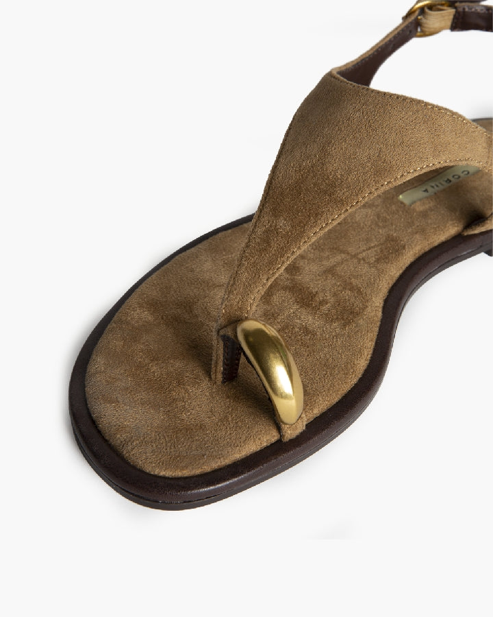 Sandália rasa estilo camurça camel com detalhe dourado