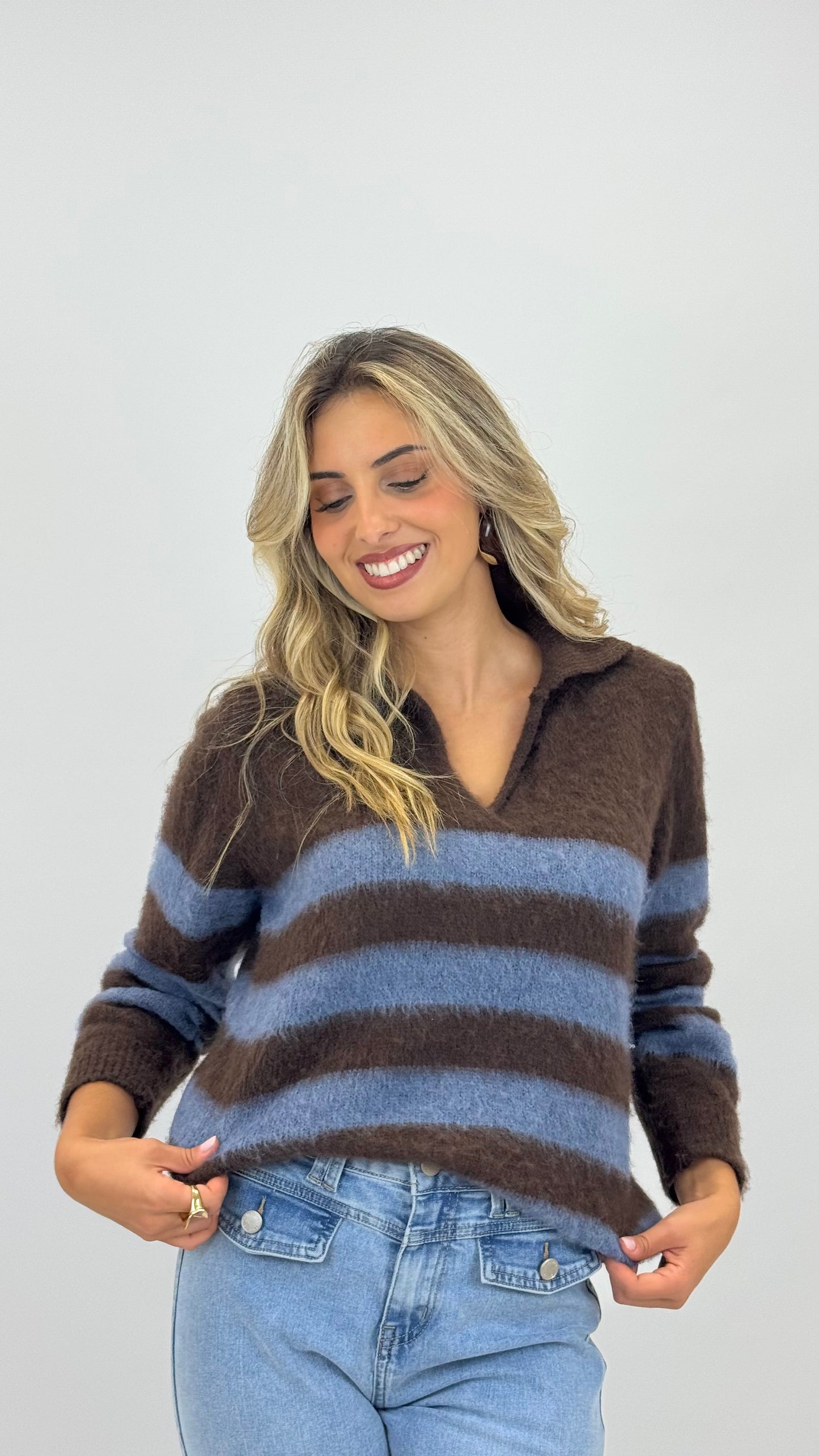 Camisola malha fofa castanho com risca azul