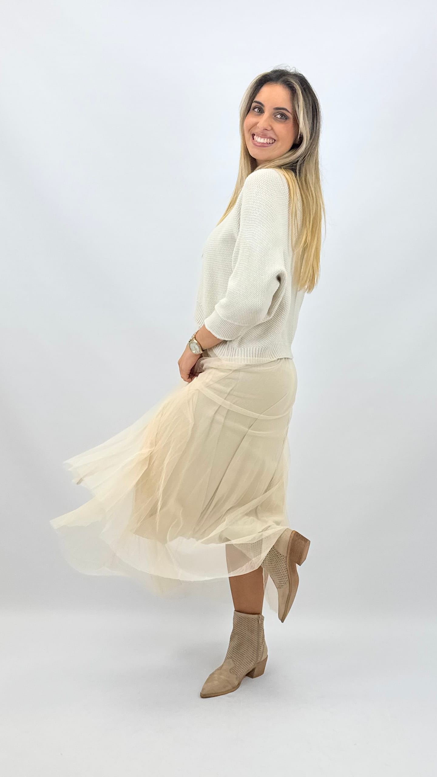 Vestido em tule com camisola malha bege