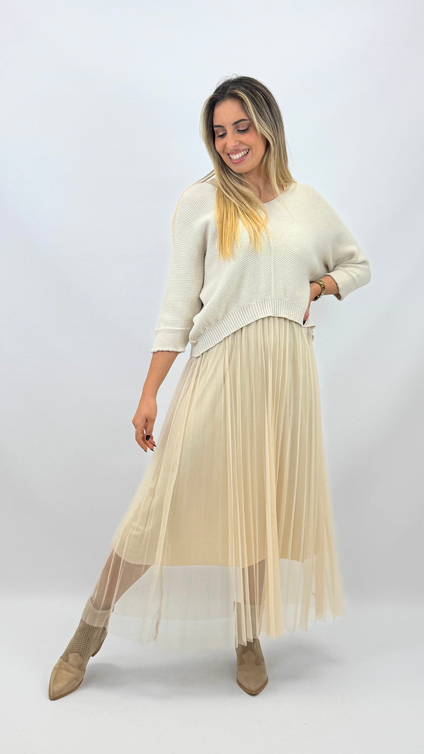 Vestido em tule com camisola malha bege