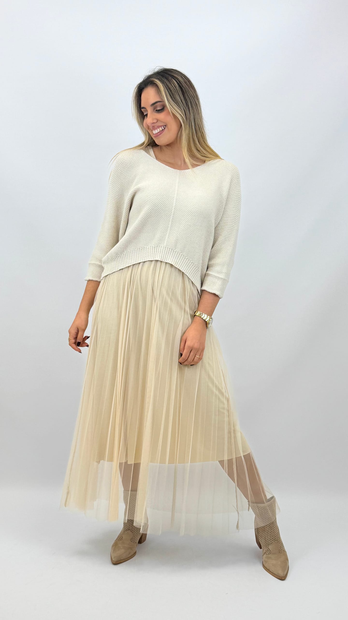 Vestido em tule com camisola malha bege