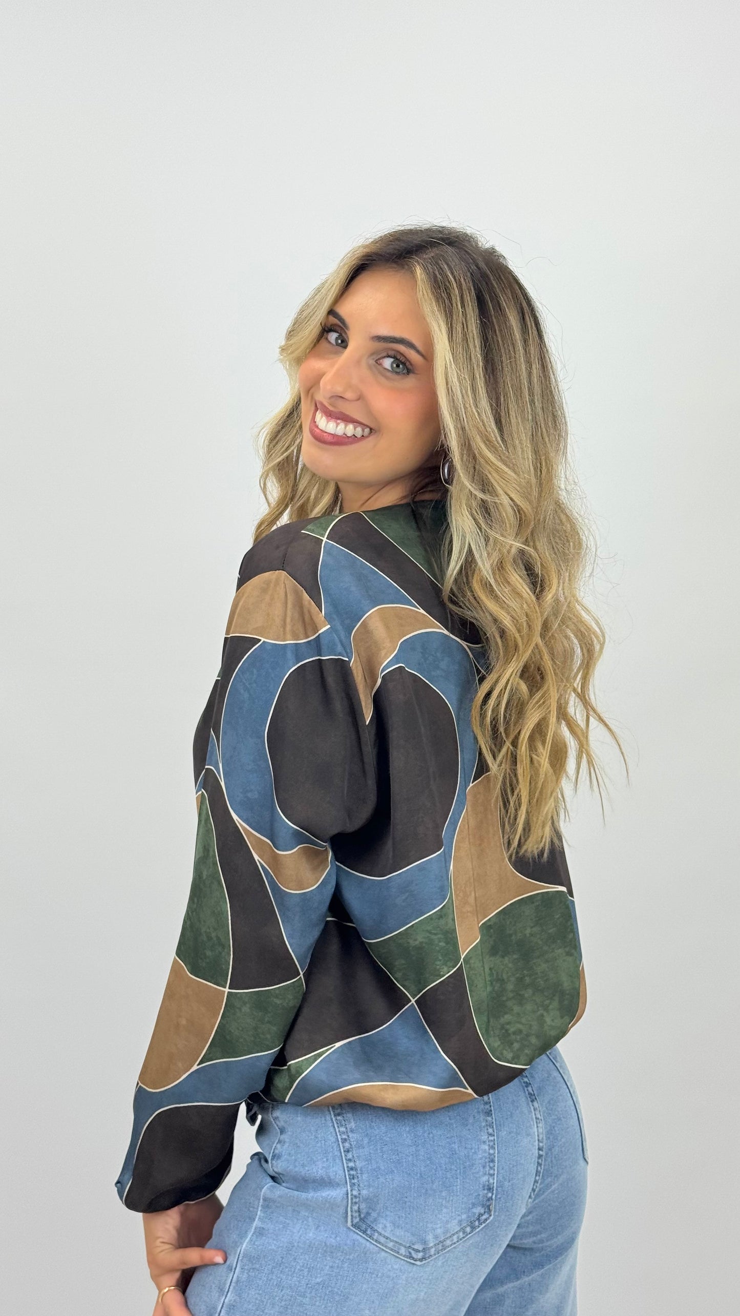 Bomber estampado abstrato tons camel, verde e azul