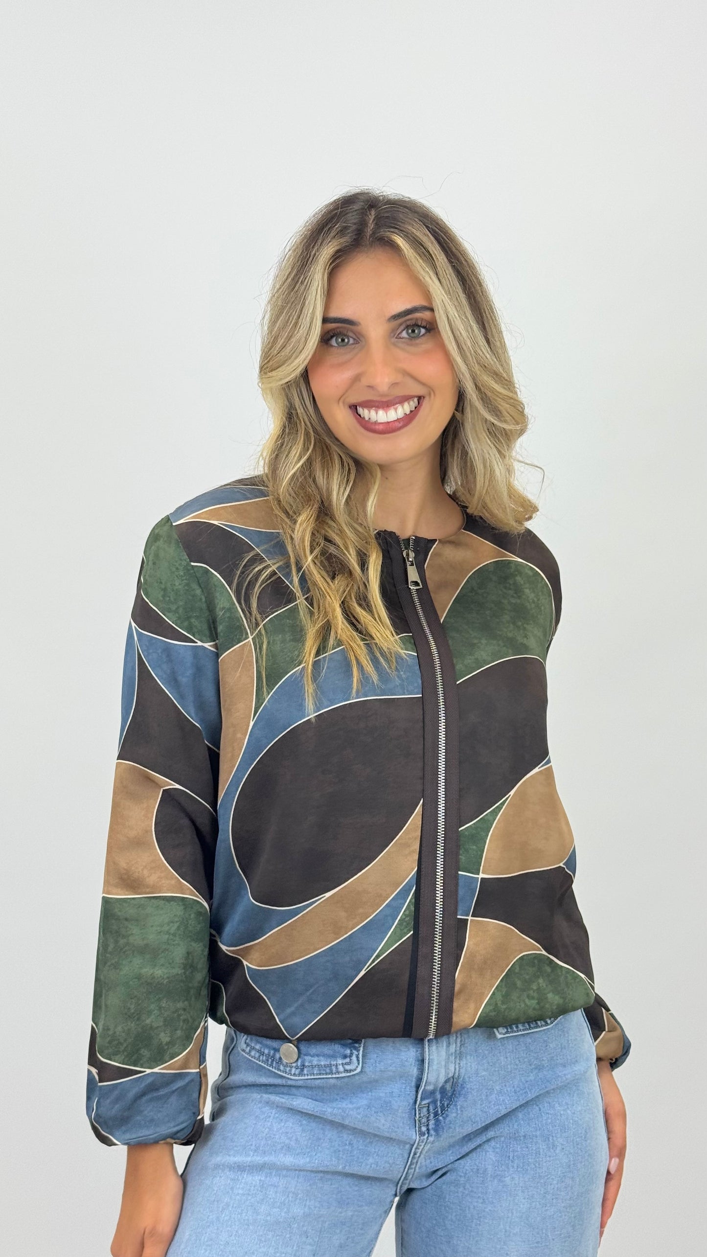 Bomber estampado abstrato tons camel, verde e azul