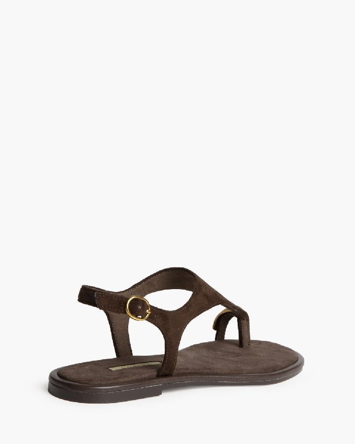 Sandália rasa estilo camurça castanho com detalhe dourado