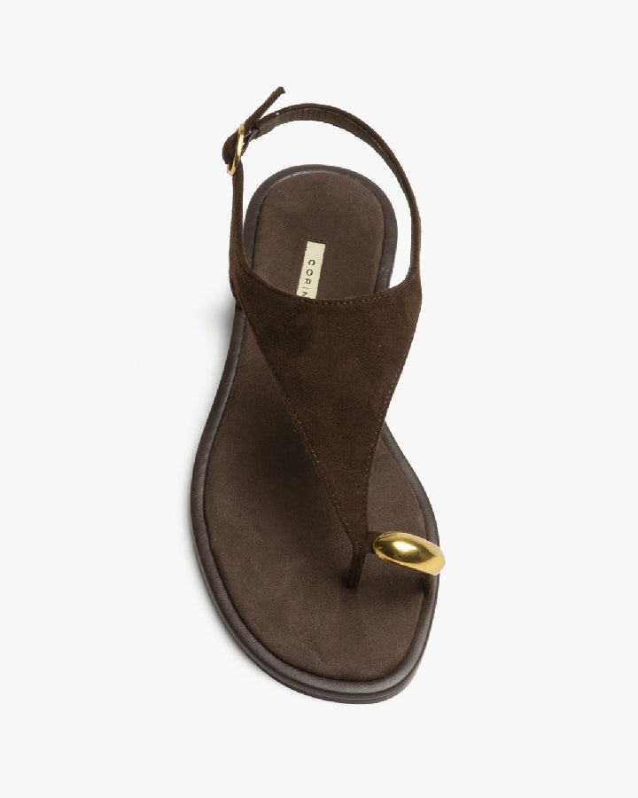 Sandália rasa estilo camurça castanho com detalhe dourado