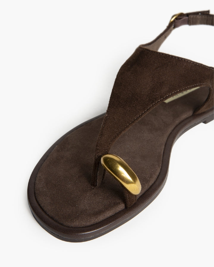 Sandália rasa estilo camurça castanho com detalhe dourado