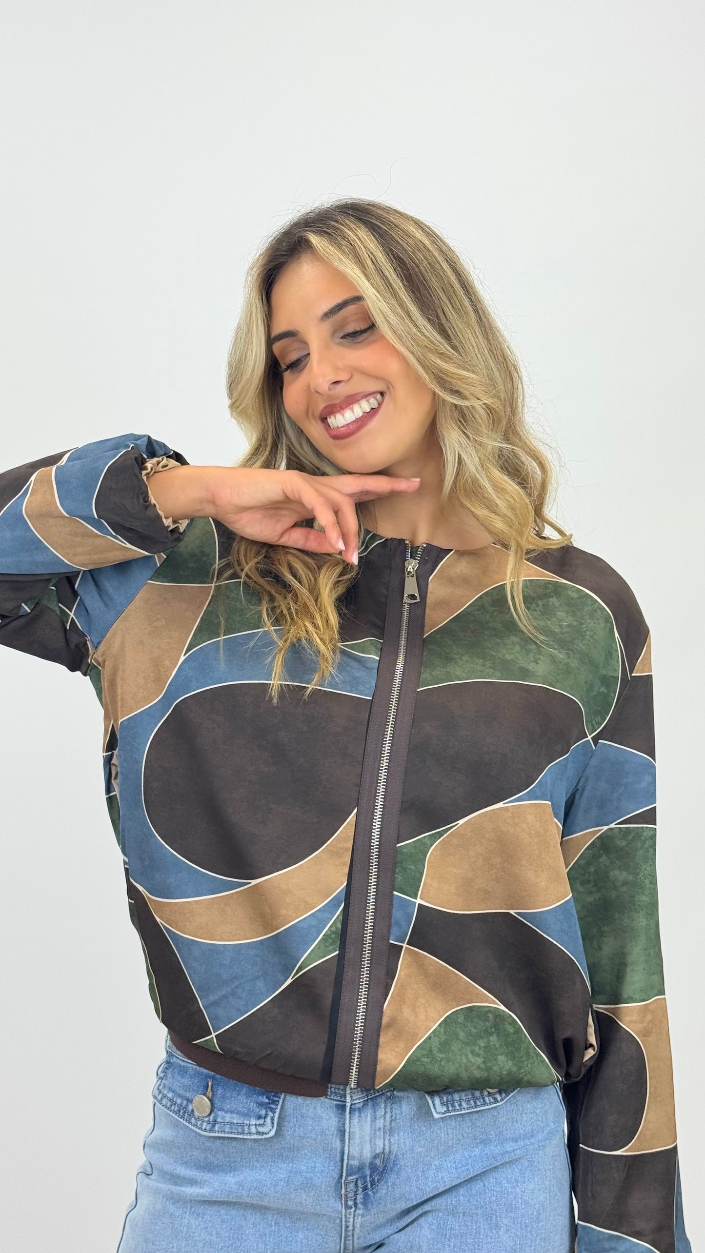 Bomber estampado abstrato tons camel, verde e azul