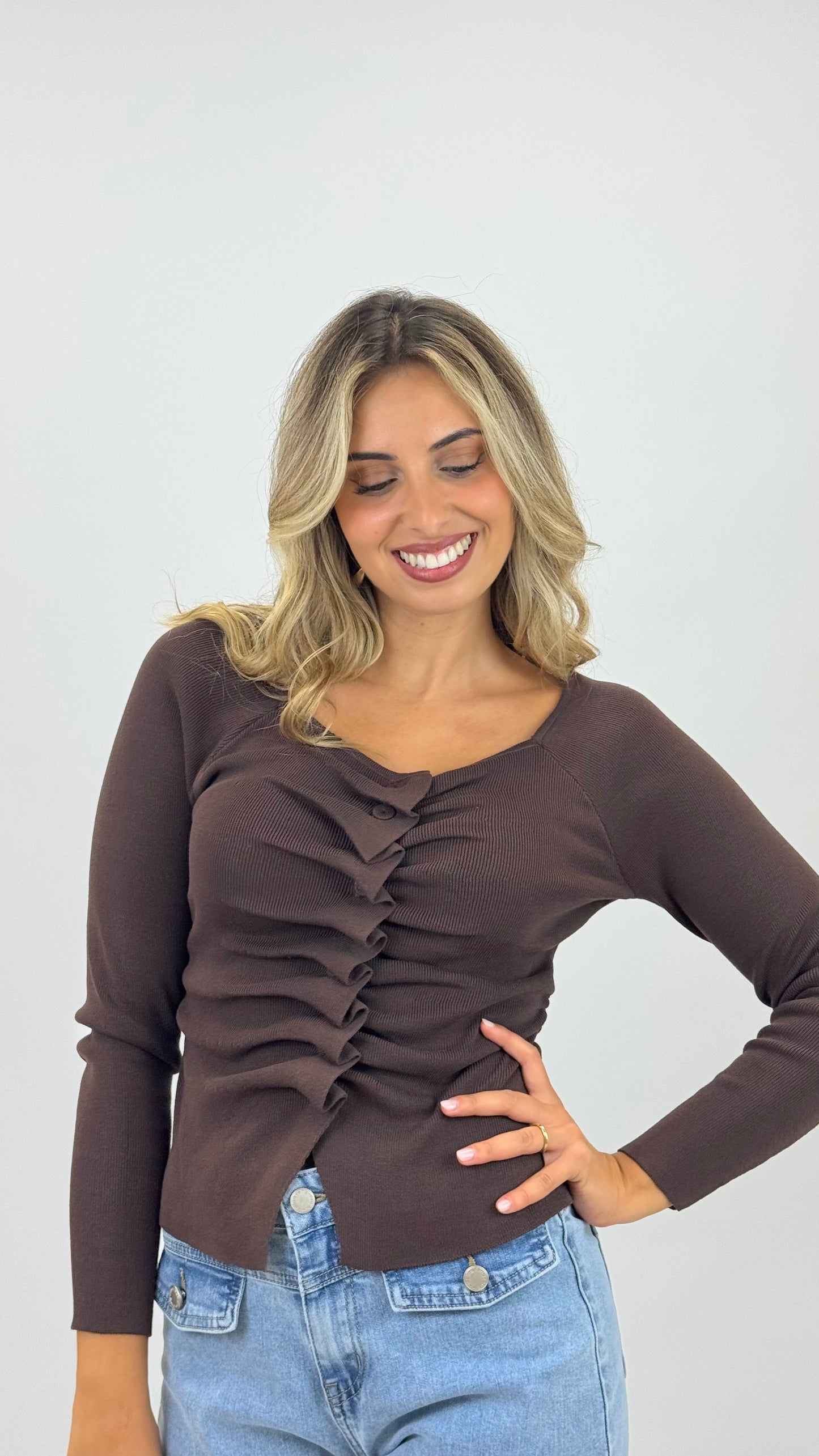 Camisola malha justa castanho com folhinhos
