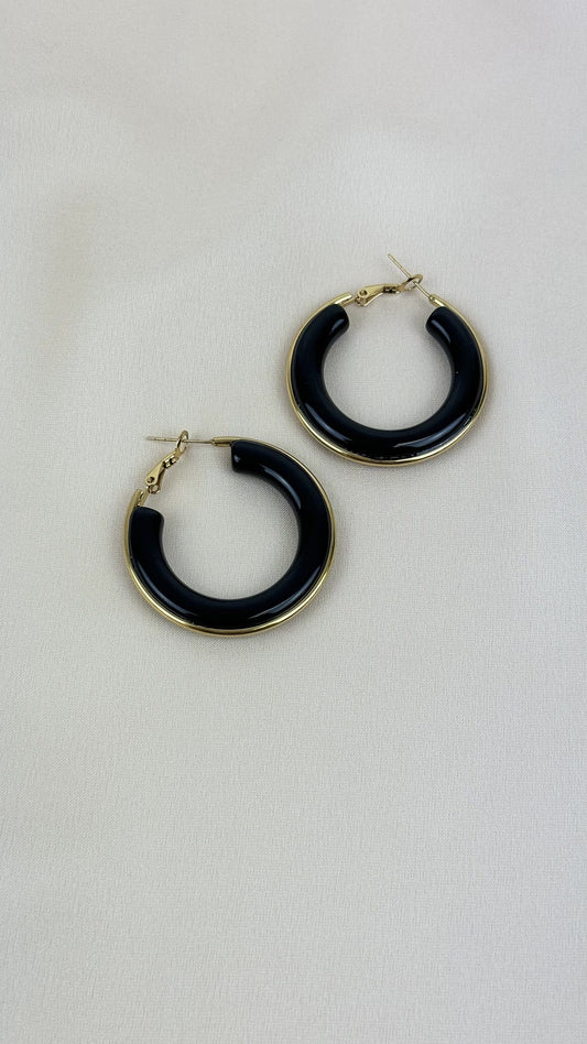 Brincos argolas acrílico preto e aço dourado