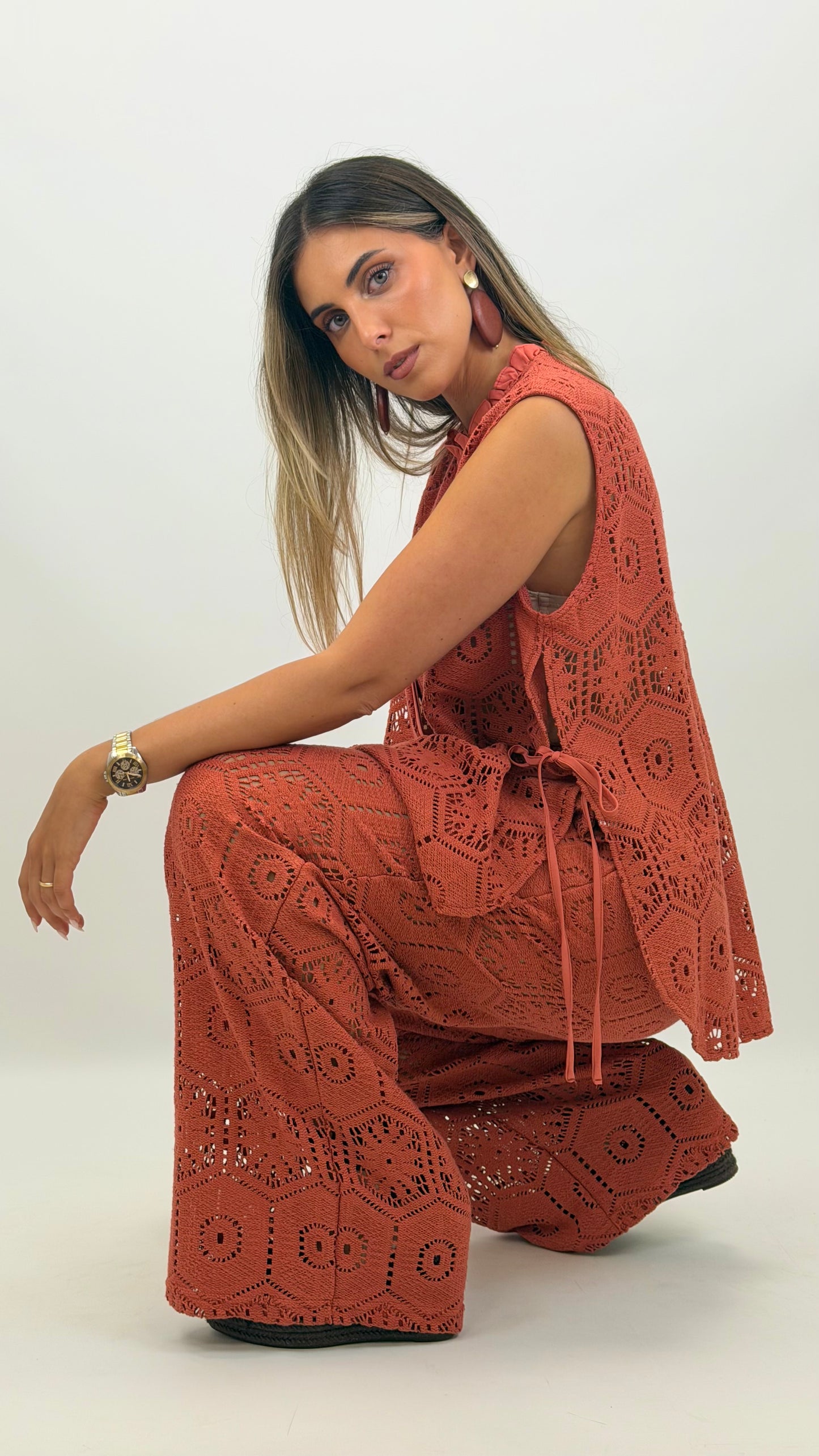 Conjunto colete e calça croché telha