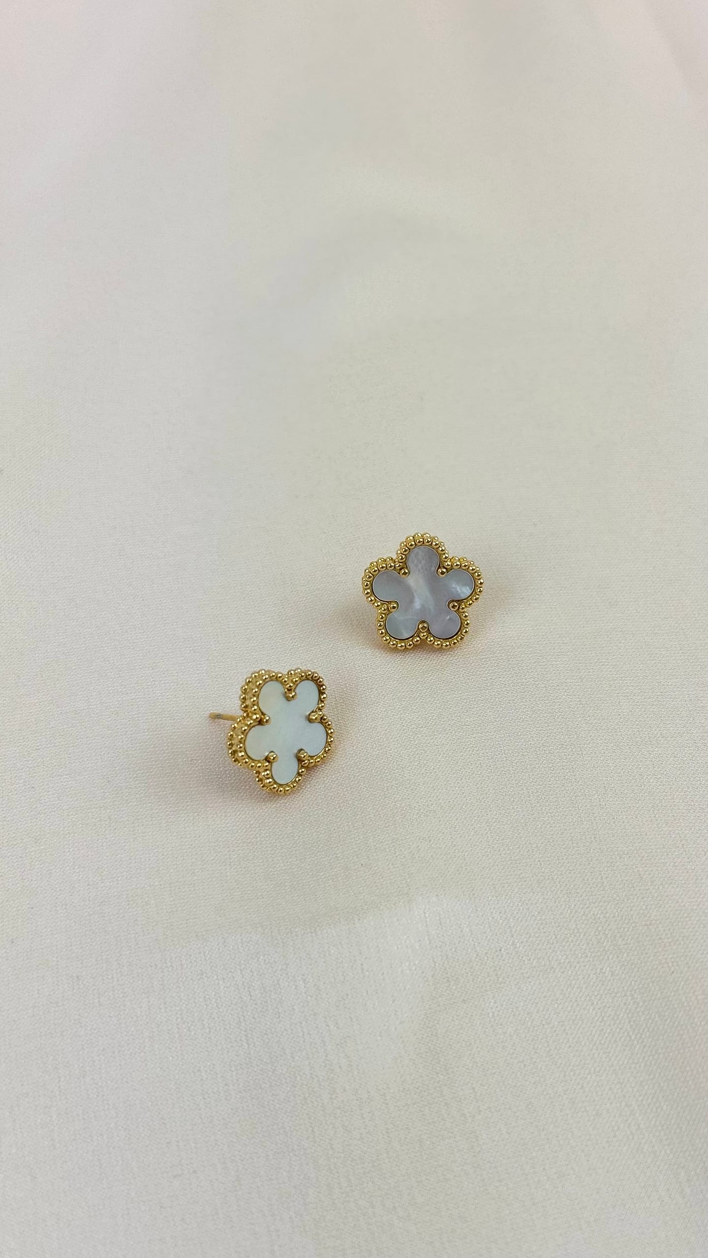 Brincos pequena flor aço dourado e madrepérola