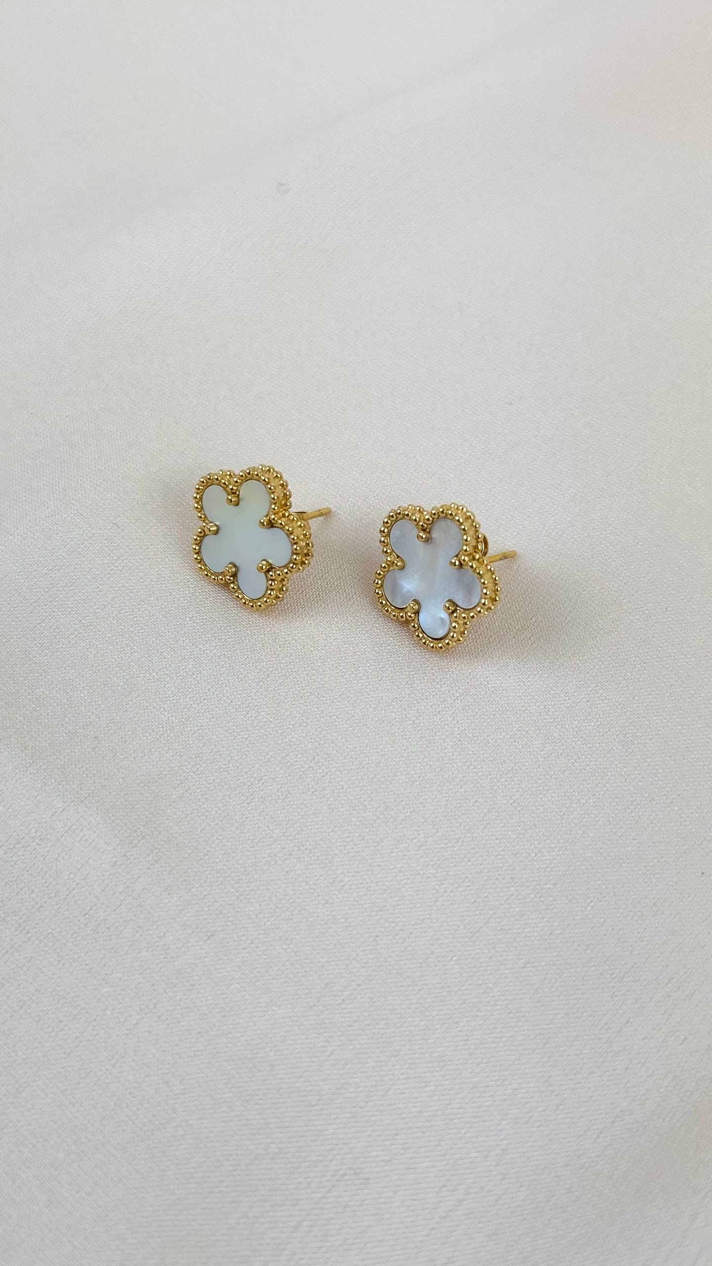 Brincos pequena flor aço dourado e madrepérola