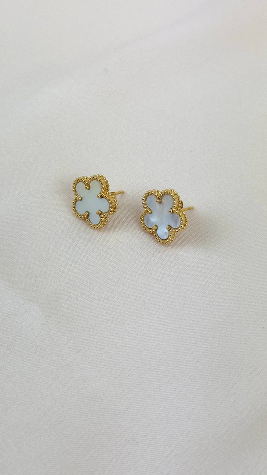 Brincos pequena flor aço dourado e madrepérola