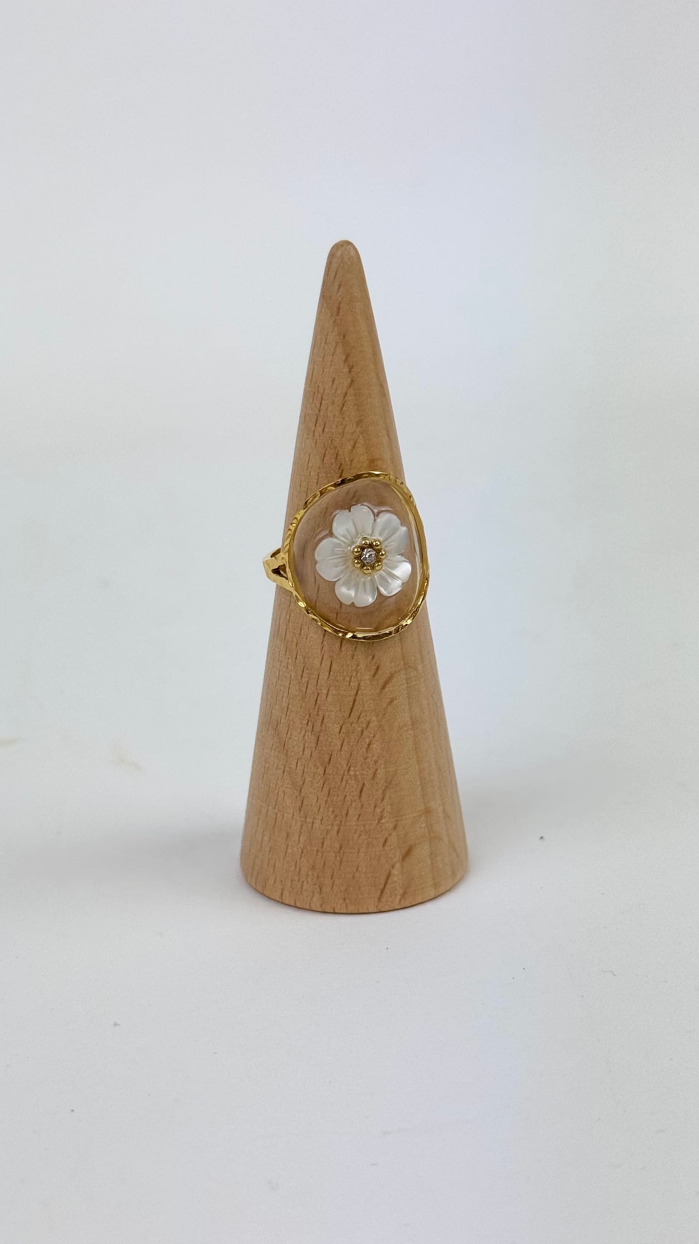Anel aço dourado ajustável com pequena flor branca