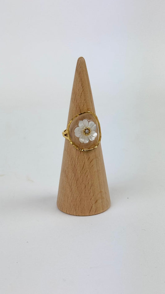 Anel aço dourado ajustável com pequena flor branca