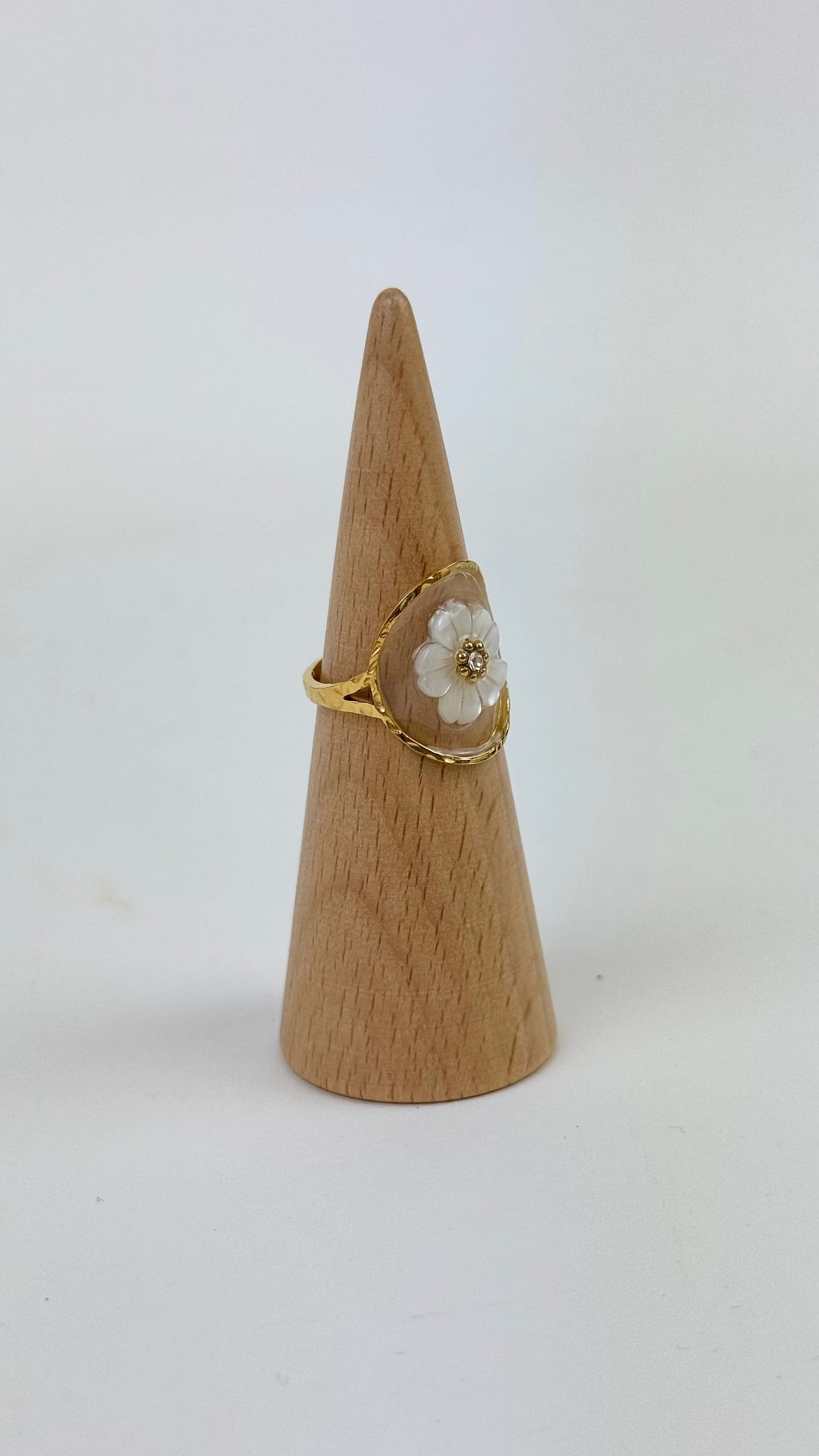 Anel aço dourado ajustável com pequena flor branca
