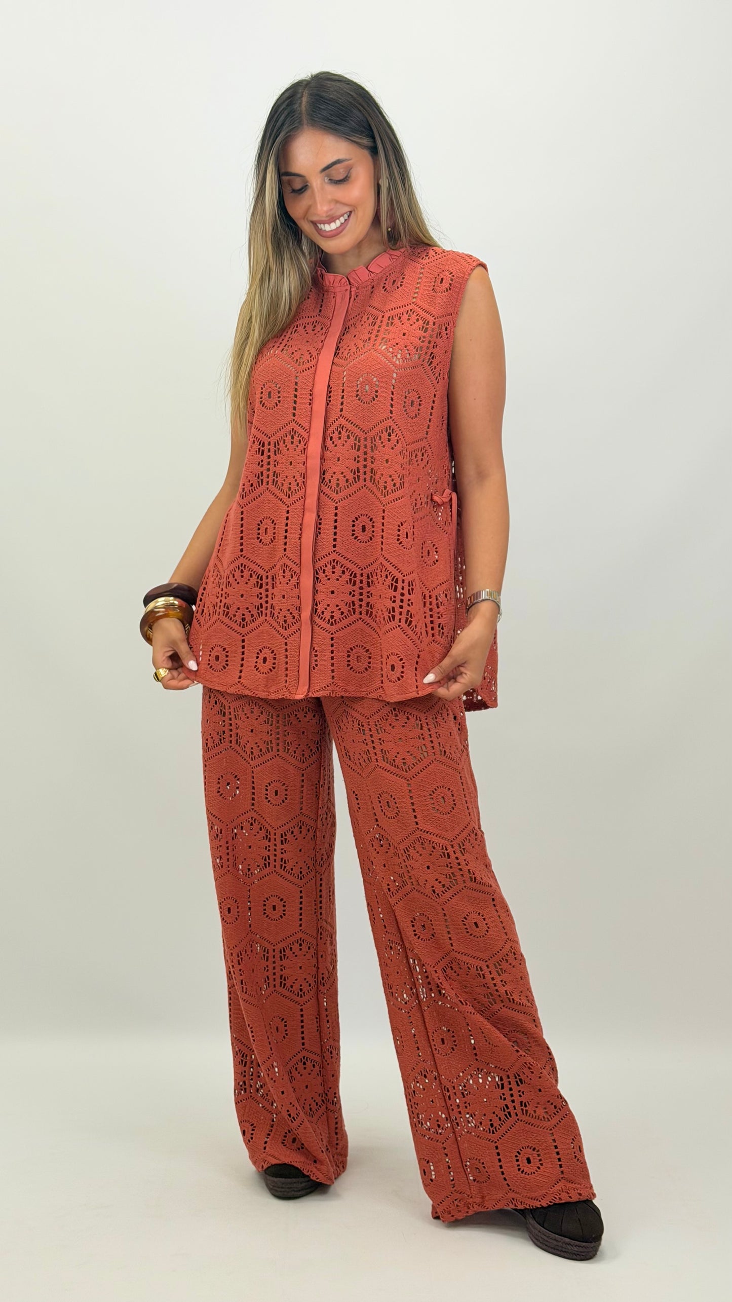 Conjunto colete e calça croché telha