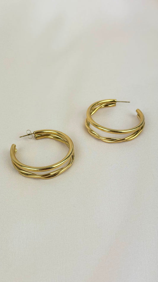 Argolas torcidas em aço dourado