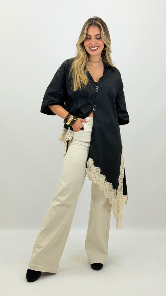 Blusa preta assimétrica com renda creme